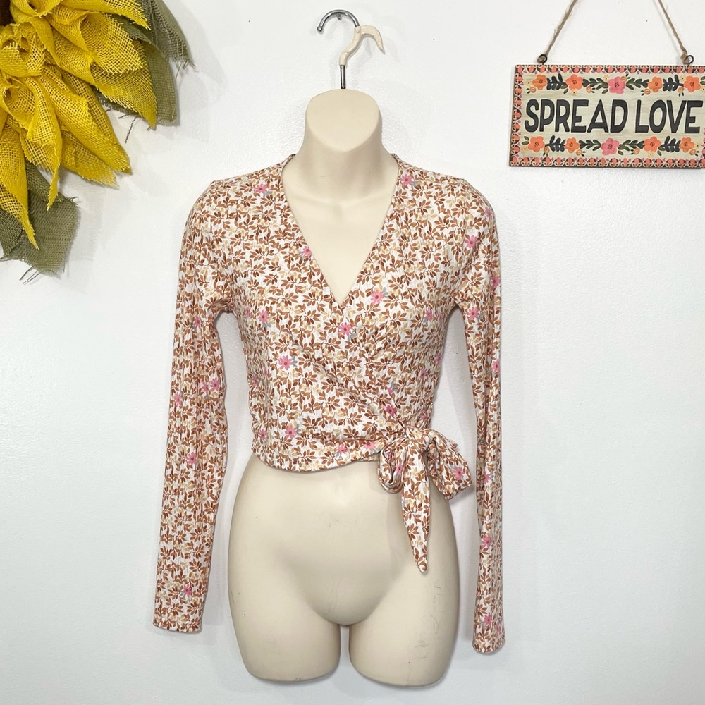 small Long sleeve peach and pink floral print V-neck wrap crop top